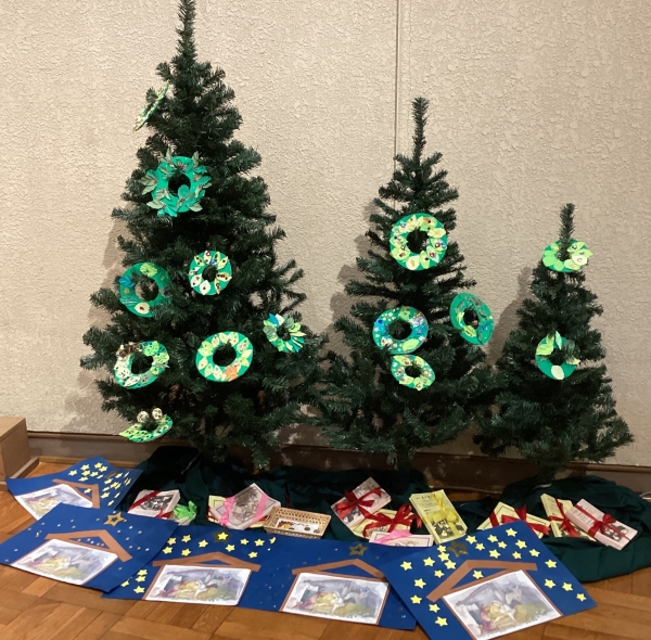 12月24日の教会のツリーには、教会とこども園と小学校からの幼子イエス様へのプレゼントが飾られました。