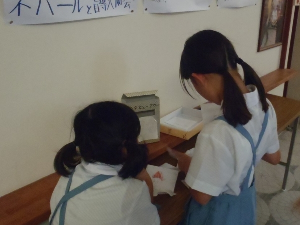 放送委員会の６年生。来週の放送の準備中です。