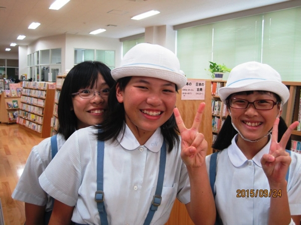 すてきな図書室でニッコリ