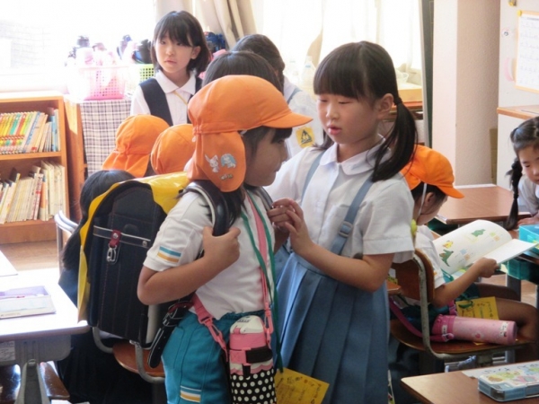 １年生が優しく学校のことを教えていました。