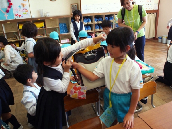 １年生が優しく学校のことを教えていました。