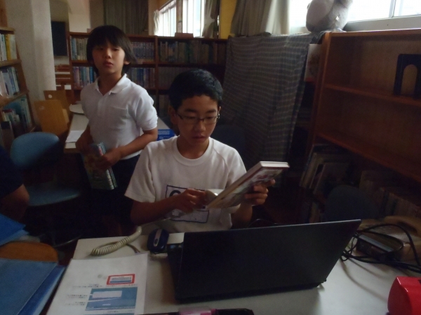 図書委員ががんばっています。