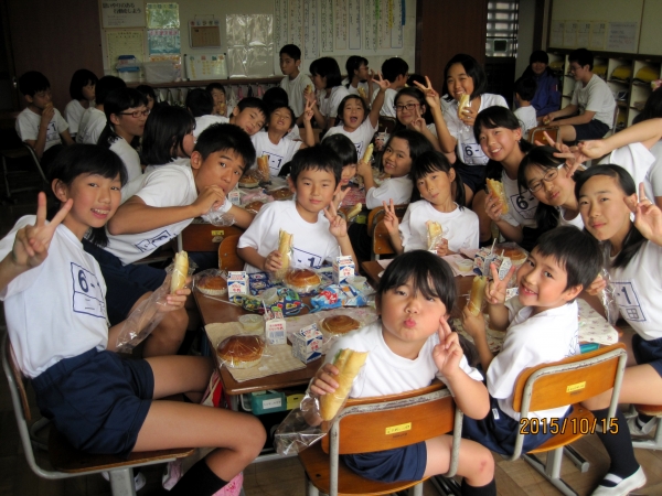 楽しい給食の時間でした