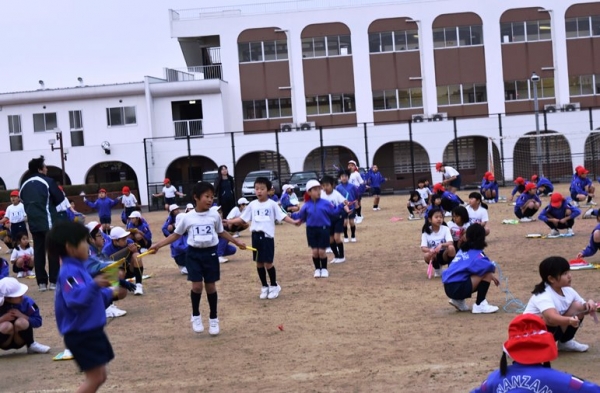 初参加の１年生もがんばってとんでいます。