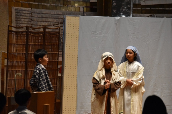 泊まる宿を断られる場面