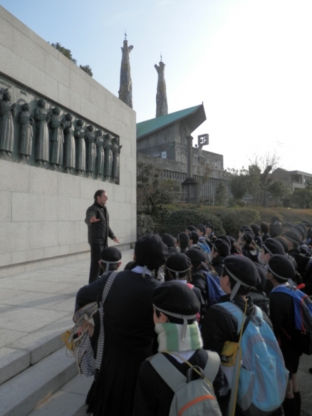 神父様のお話にしっかり耳を傾けています