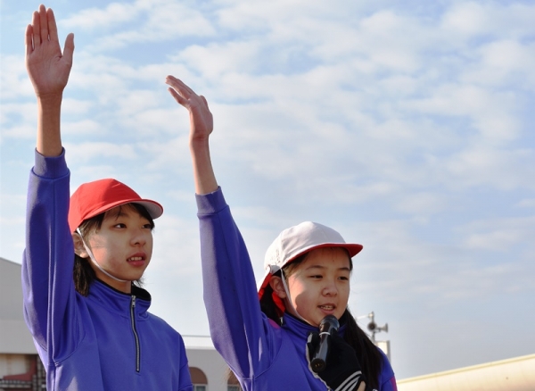 「宣誓！われわれ児童一同は…」立派に選手宣誓を務めたのは６年生代表のふたり