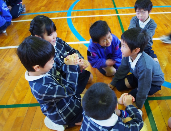 Who has a lamb?の歌を歌いながら…。ボンボンを持ってるのはだあれ？