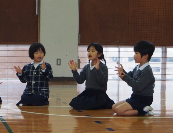 ♪London Bridge～　お姉さんのまねをして歌います。