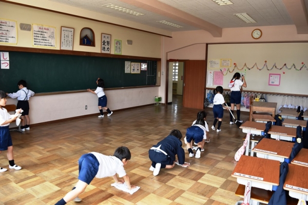 お姉ちゃんと一緒ならぞうきんがけも上手にできるよ。