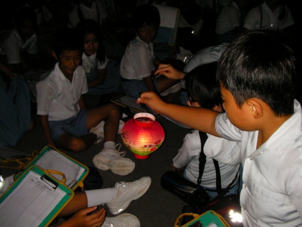 提灯に火がついて、さらに大興奮！