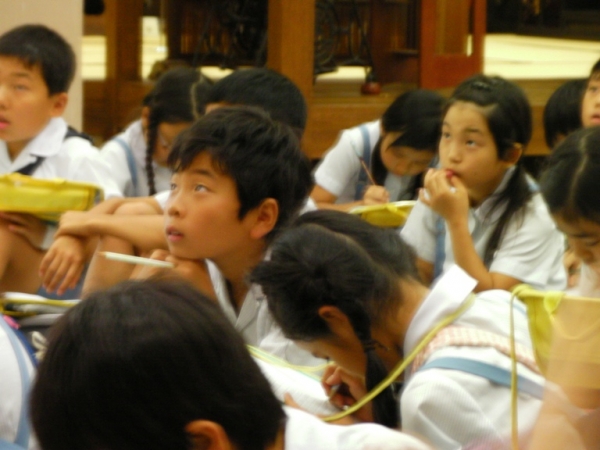 真剣に聞いています。口は閉じて…。