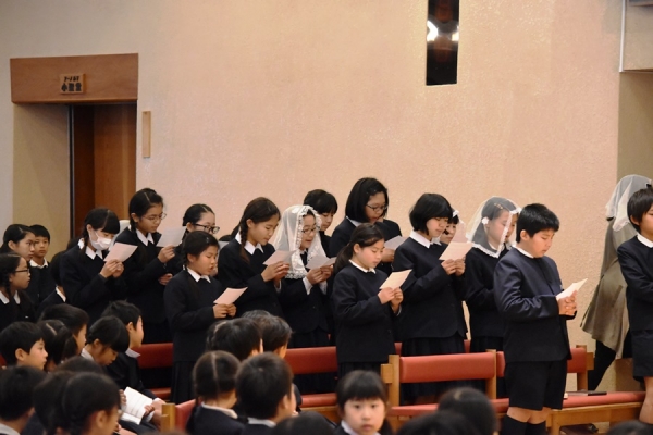 コーラス部のお兄さん、お姉さんも聖歌を歌ってくれました。