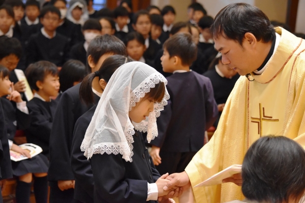 一人ずつ神父様から千歳飴をもらいました。