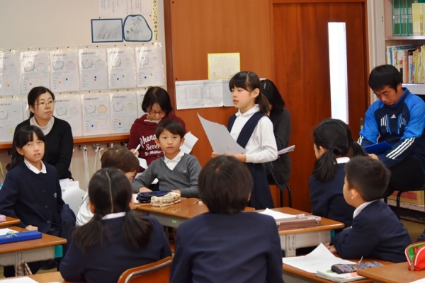 体から発表者を見て聴きます。