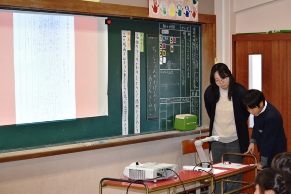 プリントをプロジェクターで大きくして見せます。