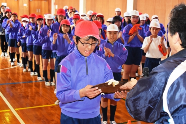 表彰！本年度の優勝は宗教委員会！