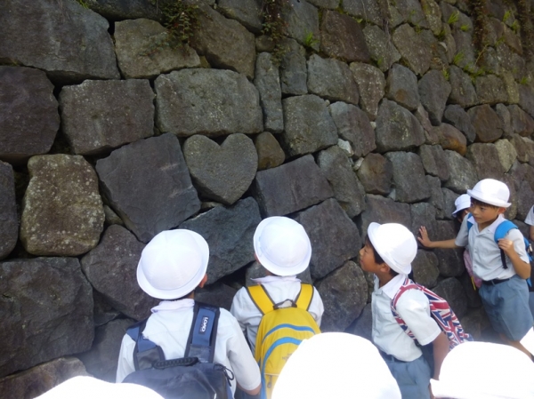 ハートの石を三つ見つけたよ。