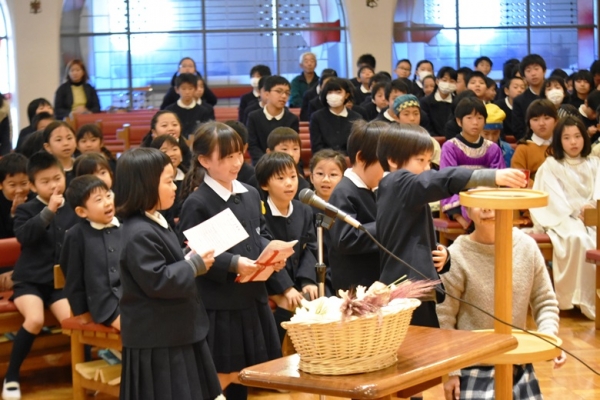 準備してきた「徳の花」と「ろうそく」を捧げます。