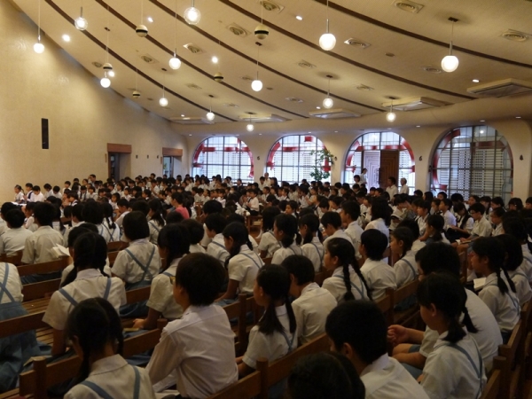 全校児童が集まって始まります。