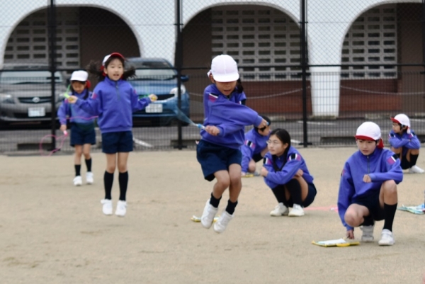 はやぶさ(あや二重跳び)、何回できるかな？（１年生）