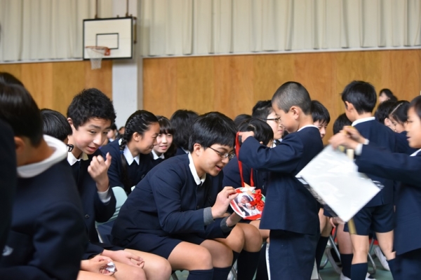 1年生からは感謝のメダルと似顔絵のプレゼント