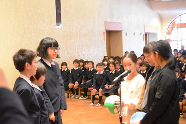 卒業生からボールのプレゼント