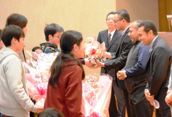 離任式：神父様、ブラザーへ卒業生より花束贈呈