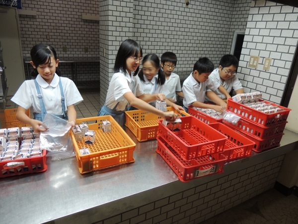 １５分休みには、各クラスの出席人数を確認して牛乳を配分します。みんなでなかよく協力してがんばっています。