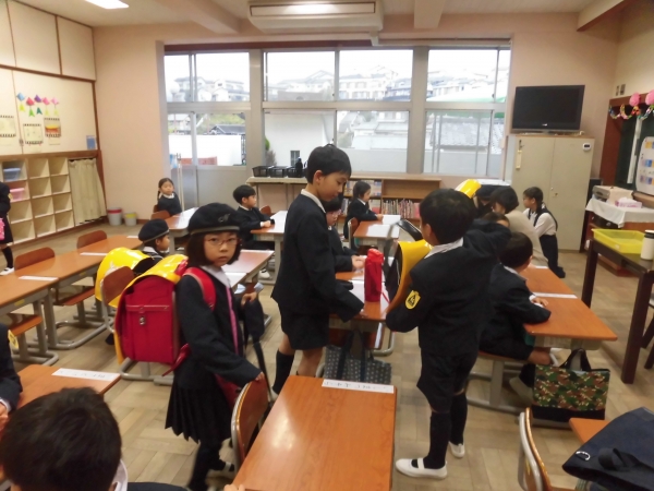 １年生に、朝の準備を教えてあげるお兄さんお姉さんたち♪