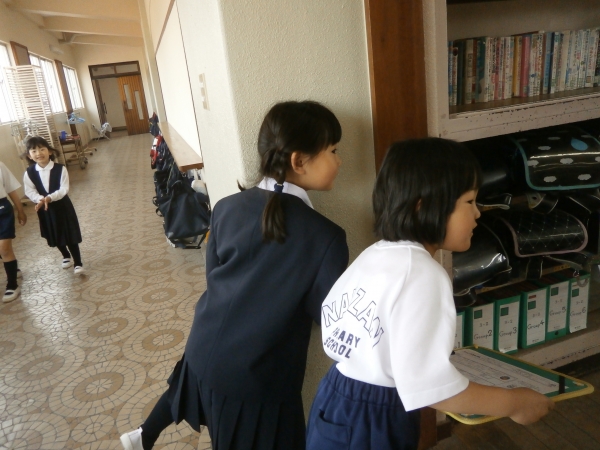 お兄さん、お姉さんがお勉強中。静かに・・・。