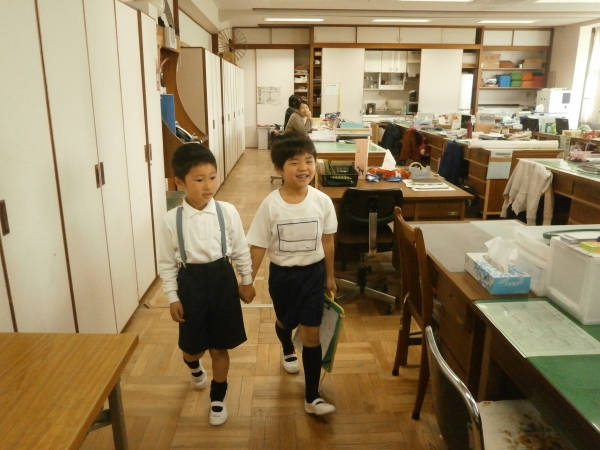 ここは、職員室。どんな先生がいらっしゃるかな？