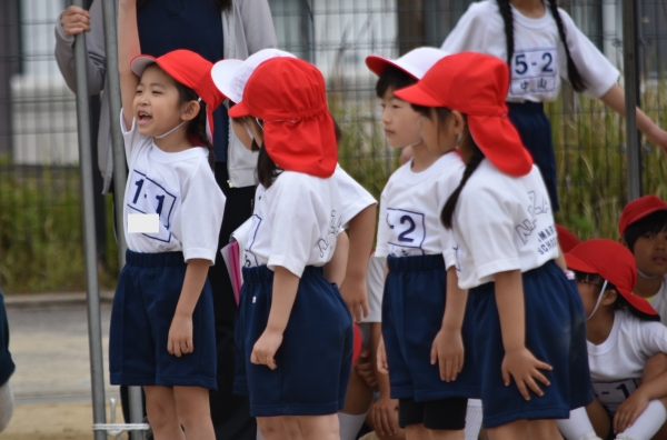 名前を呼ばれたら、大きな声で「はい！」と返事をしてスタートします。