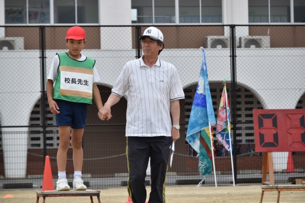 ４年生借り物競争。借りられた校長先生
