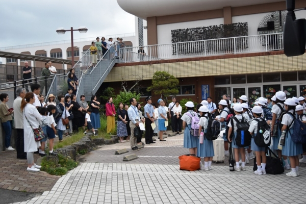 保護者の皆様もたくさんお迎えに来てくれました。