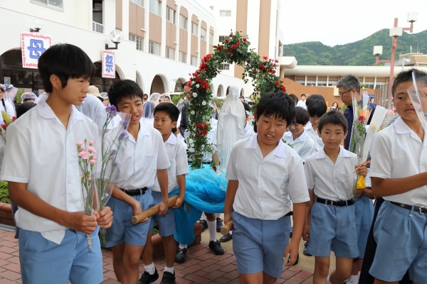 みんなで協力して聖母像を担いだ6年生。