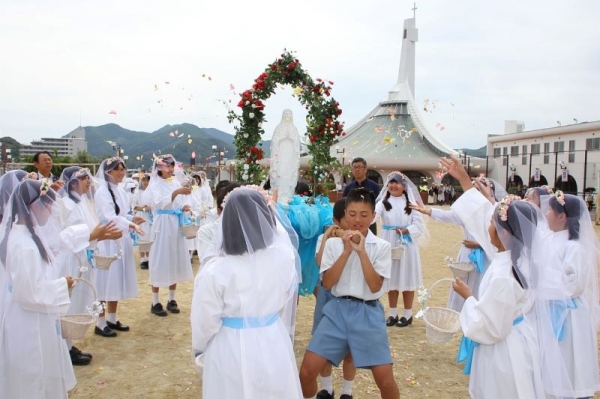 聖歌を歌い、花びらをまきました。