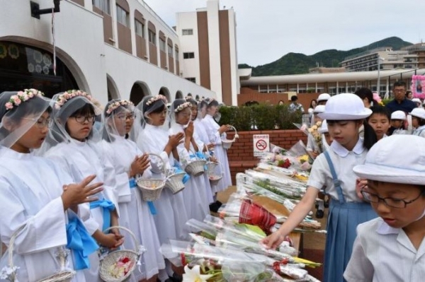 行列の最後にはマリア様にお花をお捧げします。