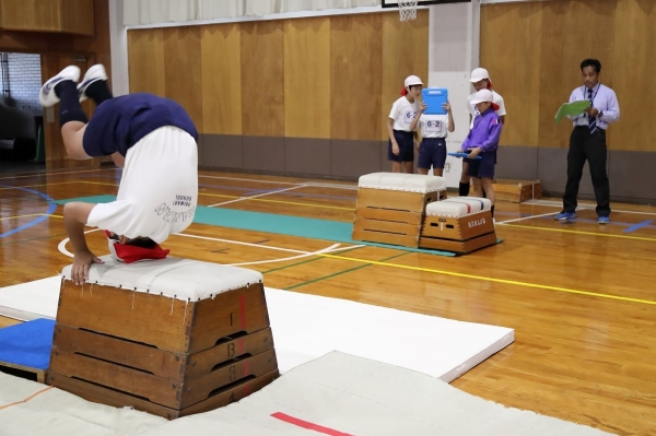 ６年生　保健体育　跳び箱運動「美しい台上前転に挑戦しよう」