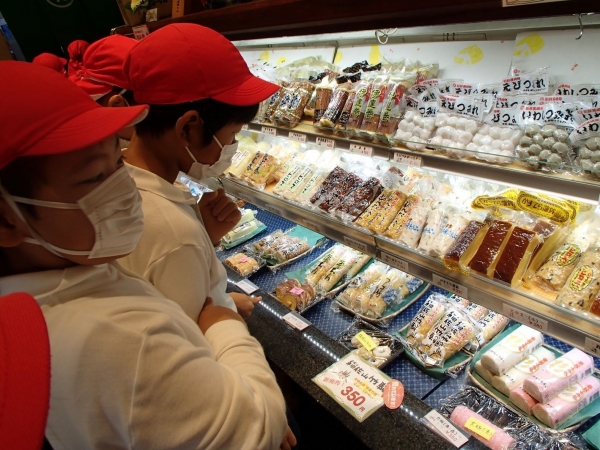 色々な商品があるね。どれもおいしそう！