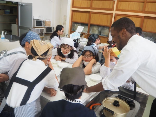 最初にchopしたのは…Onion, green pepper and okra!