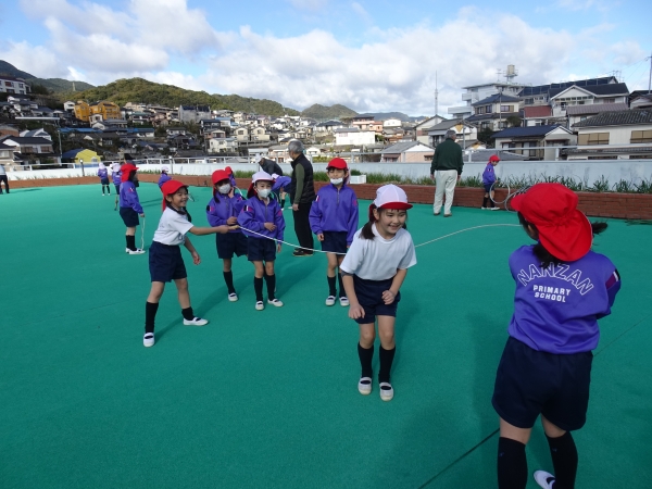 長縄：歌を歌いながらみんなで跳びました♪