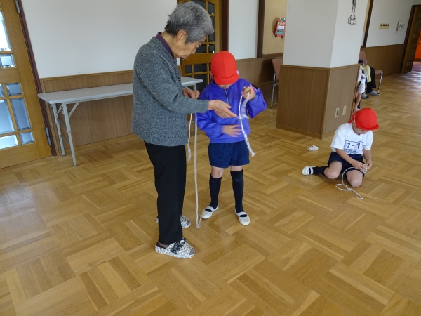 コマ回し：最初の方の紐をギュッと絞めるとよく回るそうです