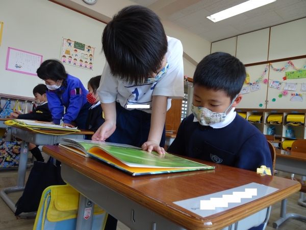 1年生に絵本を読んであげたよ