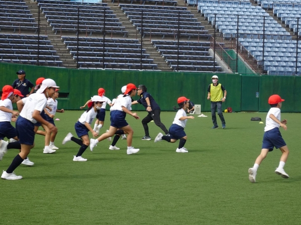 ５．６年生　校長先生も加わり子どもたちを捕まえました！