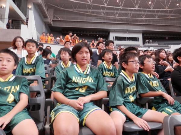 プロの試合に釘付けです。