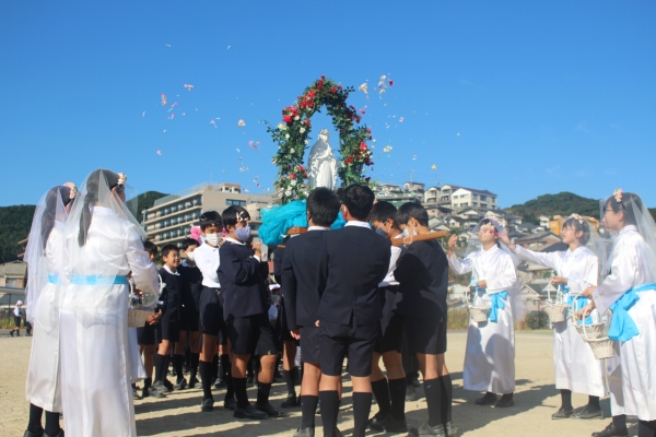 6年生は、聖母像担いや花巻き娘として活躍しました