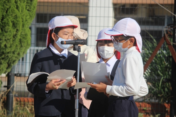 ５年生宗教委員が先唱しました
