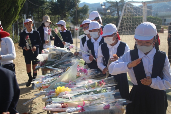 行列の最後には１輪の花をお供えしました