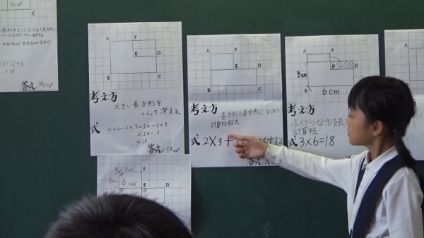 指をさしながら，順序良く説明しています！